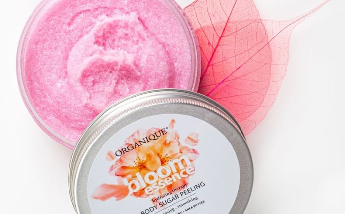 Regenerujący peeling cukrowy linii Bloom Essence